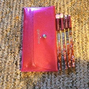 Eyeshadow brushes with pouch
